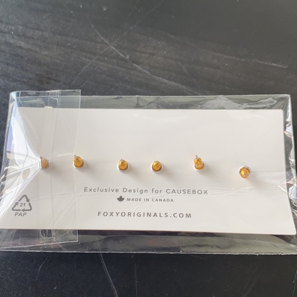 New in package, Foxy originals studs. - Picture 3 of 3